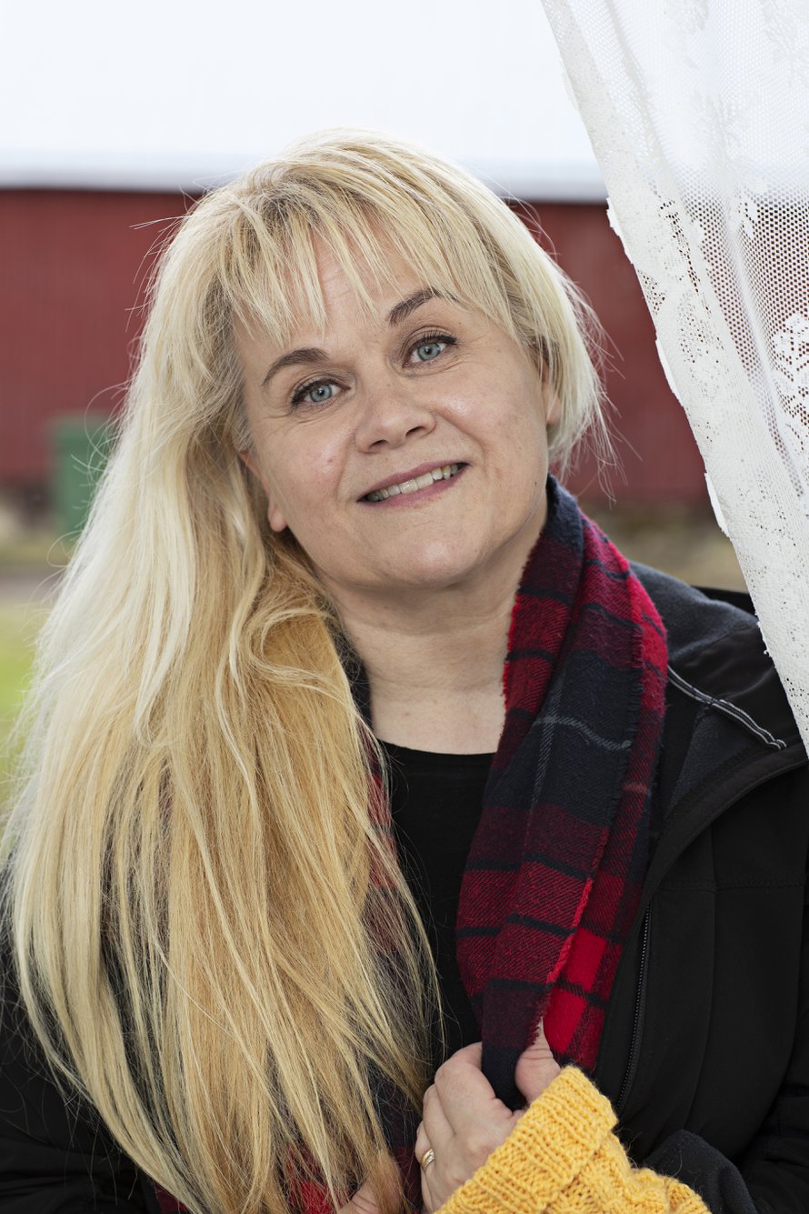 Helena on pyrkinyt opettamaan lapsilleen, että kotiseudulta ei ole pakko lähteä. Helenan kolme lasta opiskelevat ja reissaavat muualla mutta asuvat lähellä. 