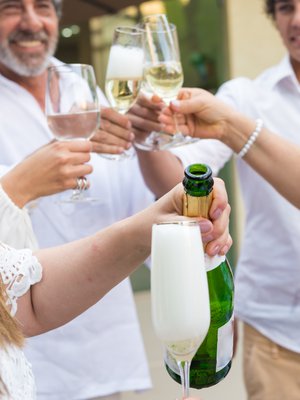 Kaikissa ylioppilasjuhlissa kuohumaljojen kilistely ei ole kepeää.