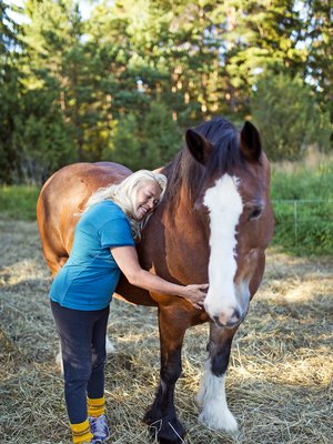 Luvialla asuva Tanja Antila, 55, on kreikkalaiseen ruokaan erikoistunut kokki ja pitopalveluyrittäjä. Hän tekee taloonsa remonttia, jonka valmistuttua hän suunnittelee vuokraavansa sitä ryhmille virkistyskäyttöön.