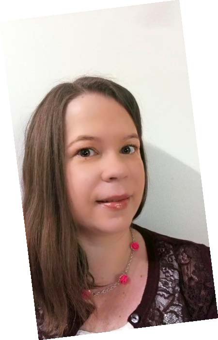 Riikka Reinikainen on 38-vuotias jyväskyläläinen koruharrastaja. Hän kokeilee erilaisia tekniikoita ja materiaaleja kutistemuovista vanhoihin lusikoihin. Riikka tykkää virkkaamisesta ja ompelemisesta, mutta usein helyjen värkkääminen vie voiton.