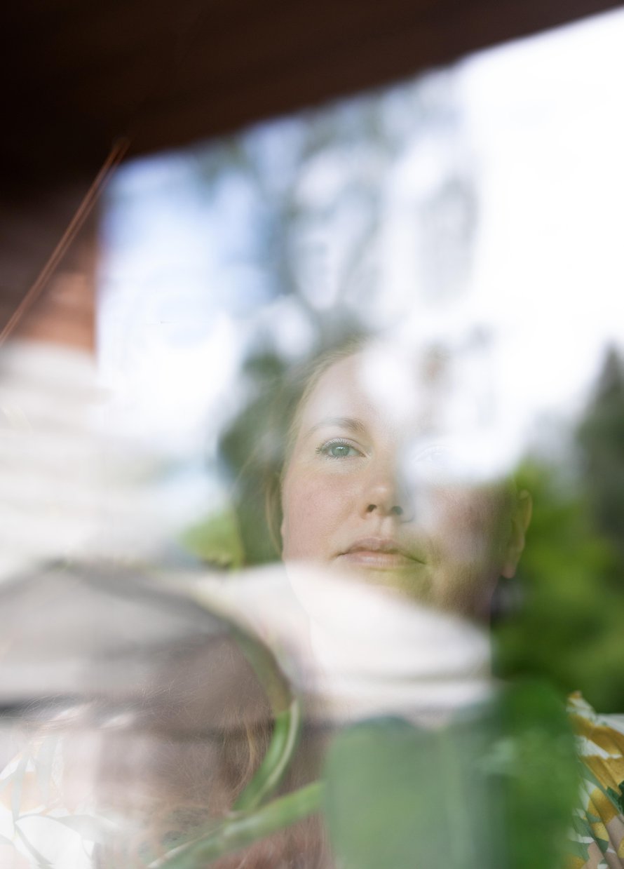 Sini on tuntenut koko aikuisikänsä syyllisyyttä isänsä rikosten takia. ”Olen halunnut auttaa huumeriippuvaisia ja tuoda kirjoittamalla esiin heidän näkökulmaansa.”