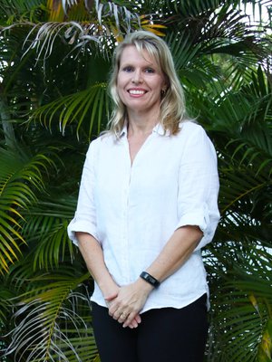 Monika Parer (o. s. Rintala) on 47-vuotias suomalaissyntyinen kahden lapsen äiti, joka Australian koillisrannikolla Townsvillessa. Ammatiltaan hän on kirjanpitäjä. Monikan mielestä Fazerin Sininen on maailman parasta suklaata.