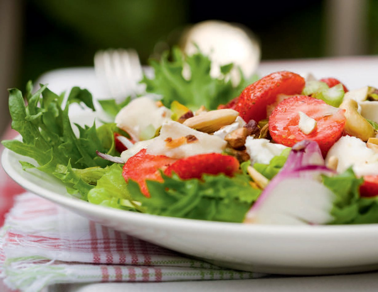 Mansikan seuraksi sopivat vuohenjuusto, feta ja mozzarella. Valitse mieleisin!
