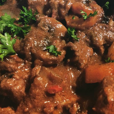 Tiina Kervisen suosikkiruokaa on hirvenlihasta haudutettu lihapata. 