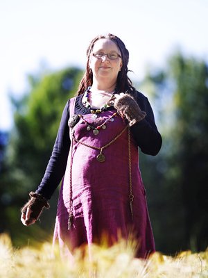 Hannele muutti sukunimensä eron jälkeen Maahiseksi perustellen viranomaisille, ettei tahdo olla keiju tai tonttu. Hän saa saduista voimaa. Athanasia vastaa ortodoksikalenterissa Hannelea.