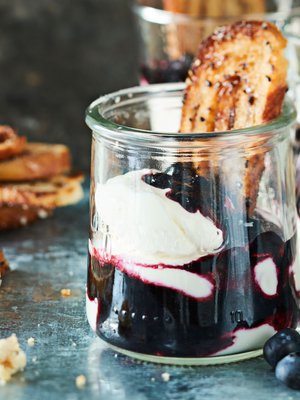 Kardemummavoissa paistuvista pullalastuista nousee huumaava tuoksu.