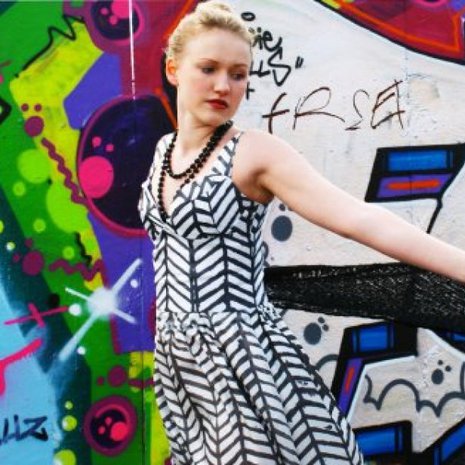 Päättötyöhön kuuluva silkkinen korsettitoppi ja hame ovat lahja mallina olleelle ystävälle Soile Bäckströmille. 