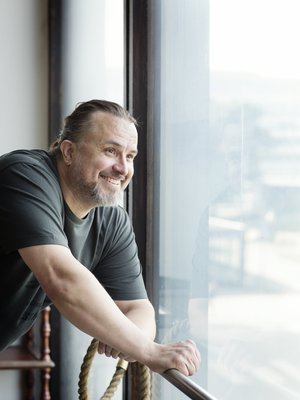 Tämä on tilaisuutesi, vapaa paikkasi. Vedä, nyt! Siltä Kristo Salmisesta tuntui, kun hän viime syksynä kuuli saavansa Rikhard III:n pääroolin. Sitten iski pelko: entä jos mokaan?