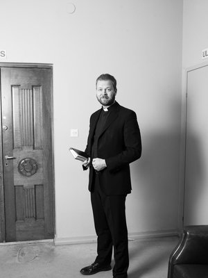 42-vuotias kasvatustieteen tohtori Teemu Laajsalo on Kallion kirkon kirkkoherra ja Helsingin seurakuntayhtymän johtaja. Laajasalo on naimisissa ja hänellä on kolme lasta. Hän juo vähintään kolme litraa Coca-Cola Zeroa päivässä, mutta ei tölkeissä, koska se vain lisäisi kulutusta.