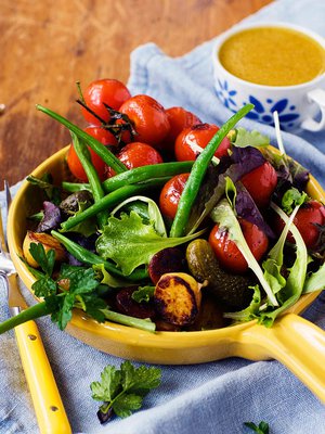 Ronskiin maalaissalaattiin voi upottaa mitä vain. 