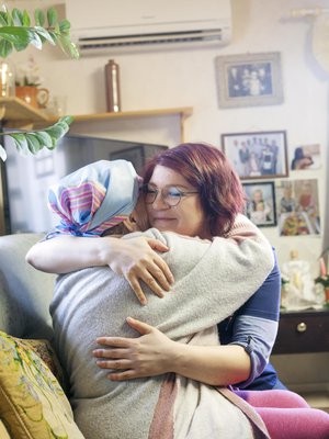 Kosketus on useimmille asiakkaille tärkeää. ”Liisalla on hyvin vahva tukiverkosto, mutta joillekin vanhuksista olen päivän ainoa ihmiskontakti”, Salla kertoo.