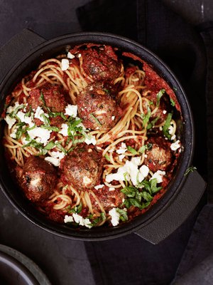 Pyörittele pullat öljytyin sormin, niin ne eivät roiski pannulla.