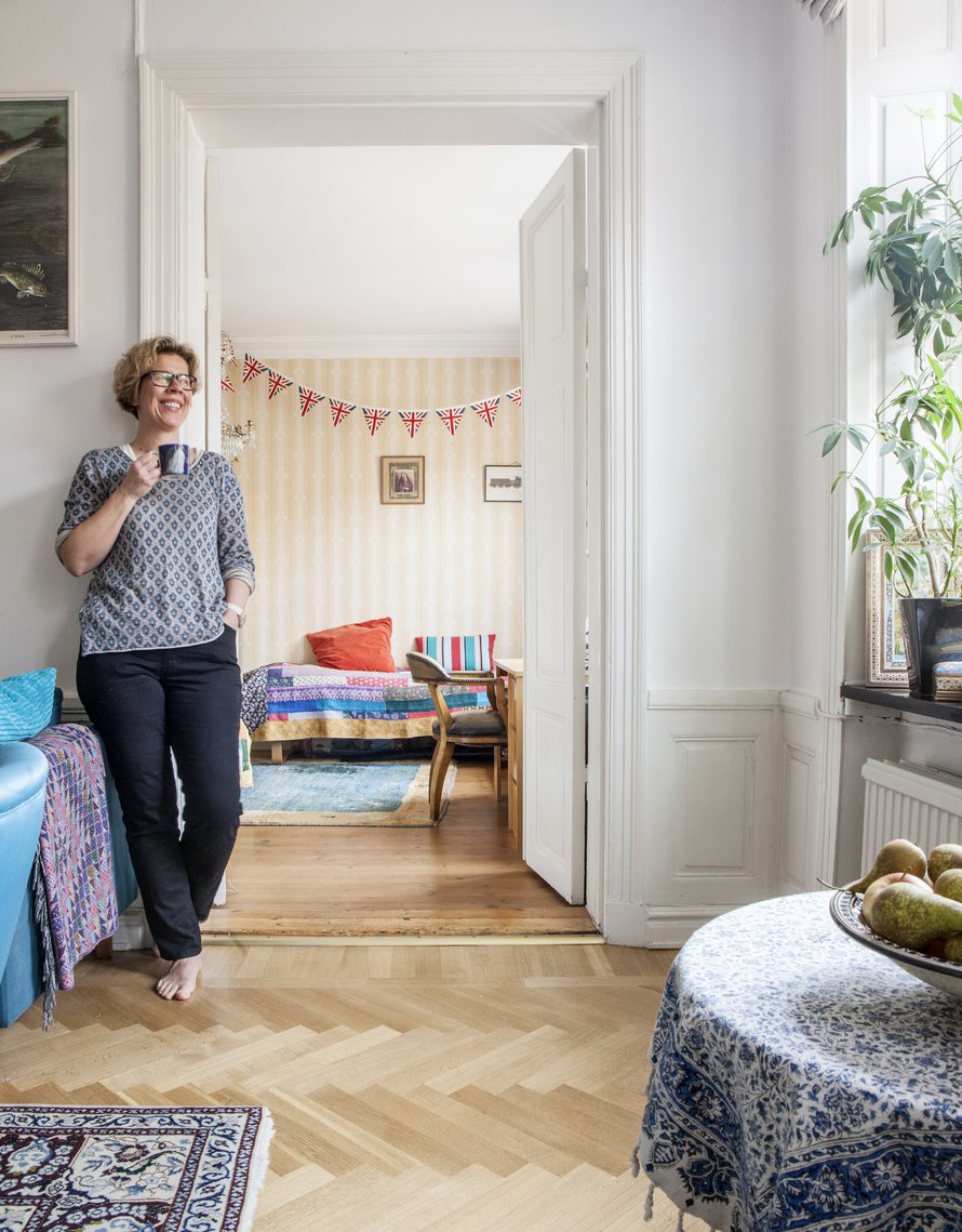 Vanhan kivitalon ikkunoista avautuvat näkymät Södermalmin katuvilinään.