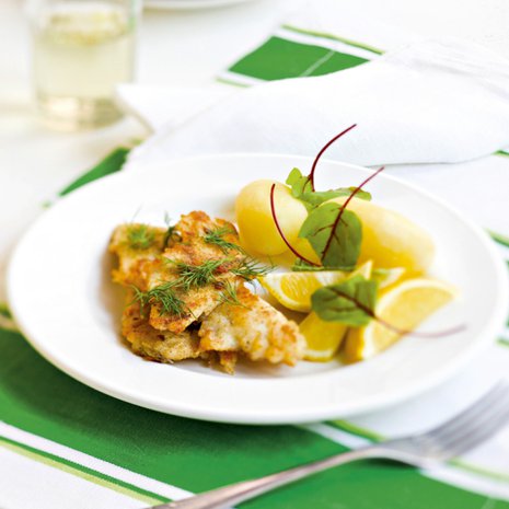 Tarvitset keittiösakset, fileerausveitsen, kalapiikin- ja pihdit sekä paistinpannun.