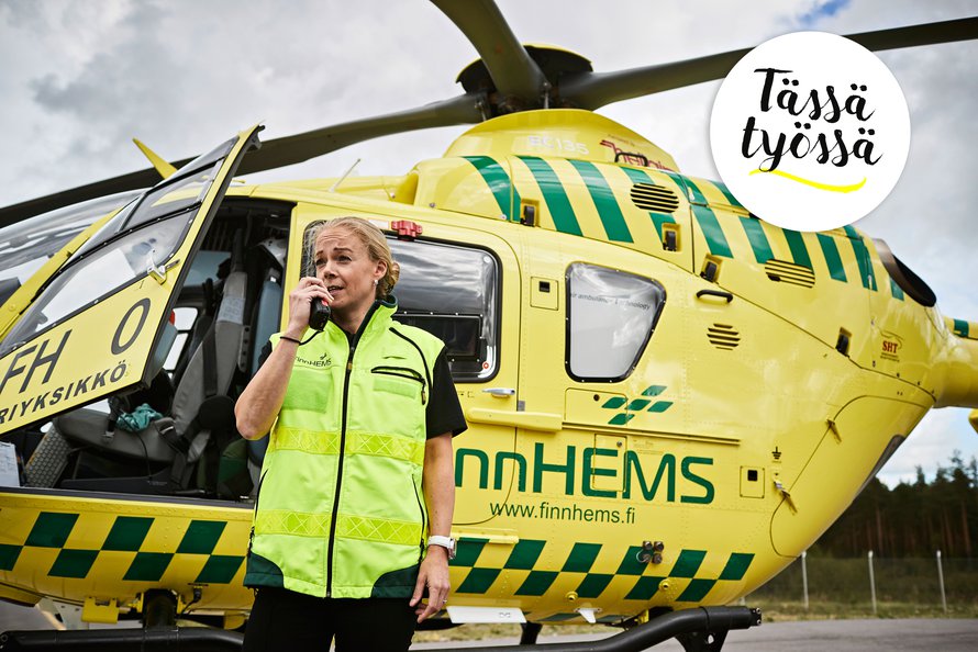 Radiopuhelin on yksi ensihoitolääkäri Susanne Ångermanin tärkeimmistä työvälineistä. ”Muita tärkeimpiä työvälineitä ovat taskukokoinen ultraäänilaite ja videolaryngoskooppi, jota käytän, kun avaan potilaan hengitystiet.”
