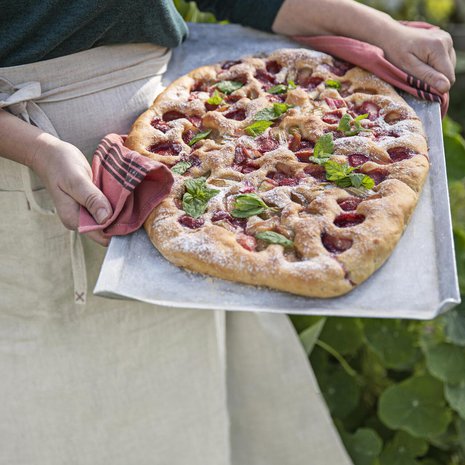 Mansikka ja raparperi ovat lyömätön makupari.