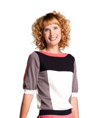 Pliseeraus sopii pitkäselkäiselle, koska väljä helma peittää pepun. Yläosan vaakaraidat katkaisevat myös pituutta yläosassa. Mallina on Marjut Silpola.