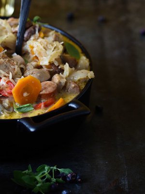 Nokare smetanaa ja lasillinen olutta aateloivat hapankaali-makkarapadan.