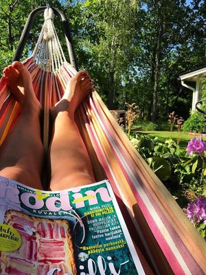 Tarja Rantanen haaveili lomasta riippumatossa ja oli jo löytänyt sinne hyvää lukemista.