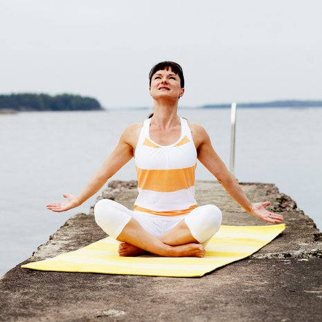 Vie lavat mahdollisimman lähelle toisiaan ja hengitä samalla nenän kautta sisään.