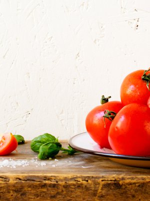 Jos onnistut löytämään pehmeitä täydellisen punaisia tomaatteja, keitä keitto niistä. Saat vieläkin parempaa.