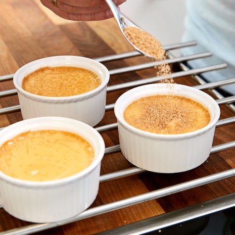 Valmis brûlée säilyy jääkaapissa pari päivää. Karamellisoi pinta juuri ennen tarjoilua. Ohje on Ruokatorstain kesä -kirjasta.