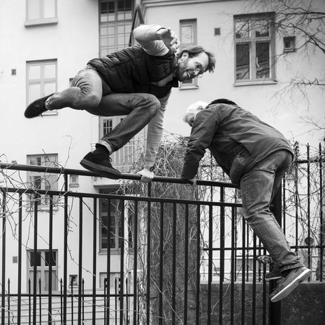 Markku Partinen [oik.] on unilääketieteen edelläkävijä, ja poika Eevert Partinen on uneen erikoistunut lääkäri. ”Luulisi, että tietoisuus unesta saisi meidät stressaamaan nukkumista, mutta niin ei ole käynyt. Uni ei ole suoritus kummallekaan meistä”, Eevert sanoo.