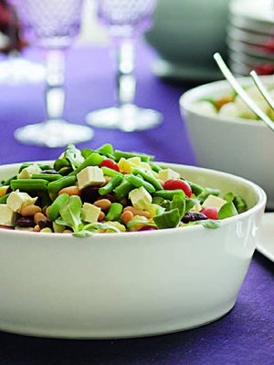 Vuonankaali ja kevätsipuli raikastavat papusalaatin.