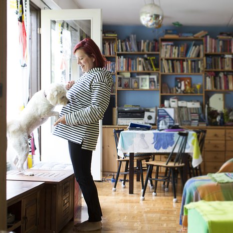 52-vuotias Amnestyn ihmisoikeustyön johtaja Pia Puu Oksanen asuu Helsingissä. Pia harrastaa energisoivia tanssilajeja ja kuorolaulua.