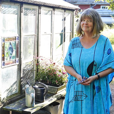 Titte Törnroth-Sarkkisen kasvihuoneessa versoo tomaatteja. Se on myös erinomainen kahvittelupaikka.