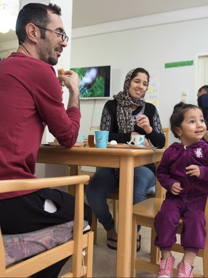 Ahmad Muhkaar Jaraf, Zahra Sultani ja 2-vuotias Sousan lähtivät Kabulista kesäkuisena yönä. Matka Suomeen kesti melkein viisi kuukautta. Nyt he syövät aamupalaa vastaanottokeskuksessa Porvoossa.