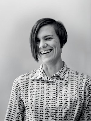 Katariina Kyrölä on 37-vuotias yliopistonlehtori. Hän tutki väitöstutkimuksessaan median tapaa esittää lihavuutta. Kyrölä asuu Turussa Elvis-koiransa kanssa ja harrastaa naisten täyskontaktilaji roller derbyä.