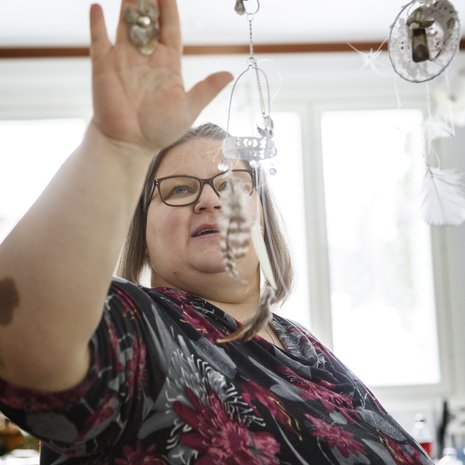 Mervi on aivosyövän takia joutunut luopumaan työstään ja hänelle mieleisestä autoilusta. ”Lusikkakorujen tekemisestä on tullut minulle pelastusrengas.”