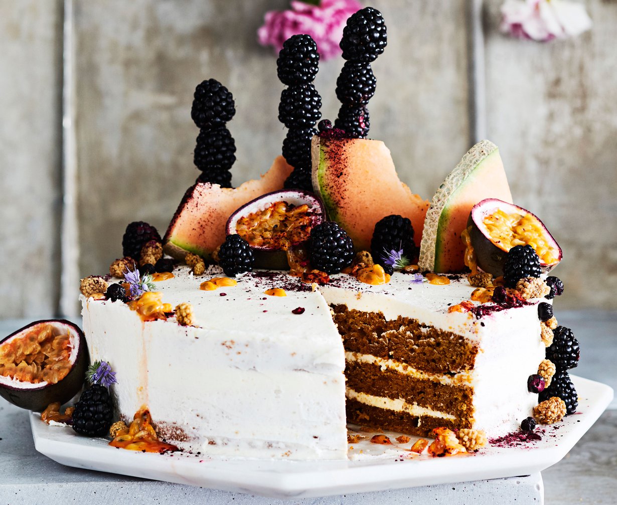 Överikakut ovat yhä hip ja pop, mutta koristeena ei tarvitse olla kilo suklaata ja keksejä. Rakenna kakun hattu hedelmistä ja superfood-marjoista.