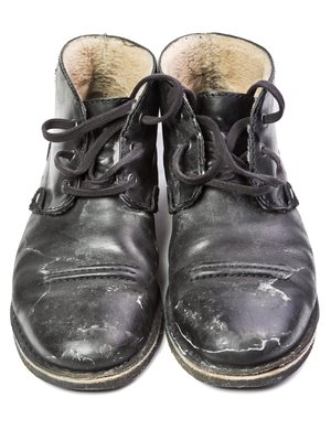 Kun katusuola imeytyy kosteuden mukana kenkiin, se jättää jälkeensä valkoiset rannut.