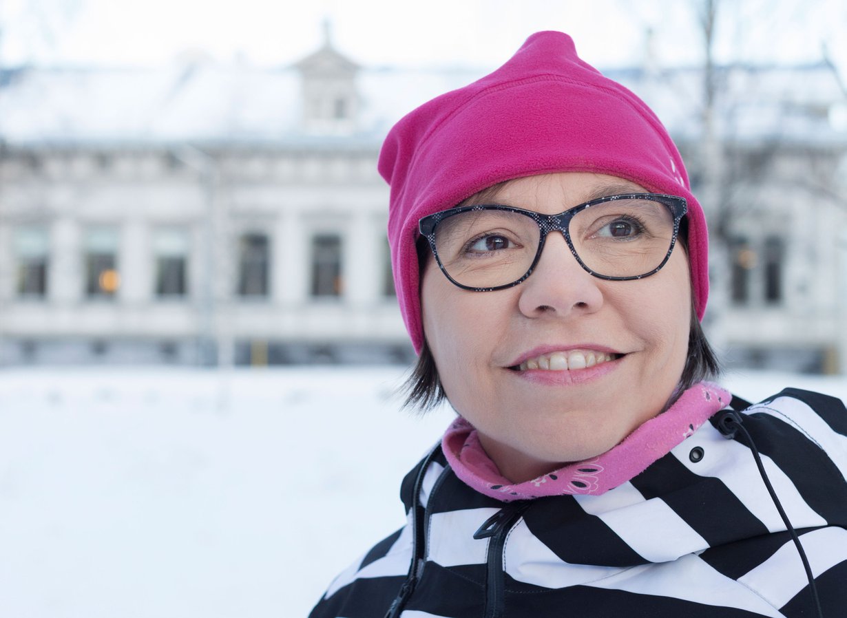 Anne Mikkola on 52-vuotias Oulussa asuva ravintoloitsija, joka leipoo miehelleen ja kolmelle aikuiselle lapselleen karjalanpiirakoita mummonsa ohjeilla. Anne kaipaa välillä hiljaisuutta ja usein Pauli Hanhiniemen musiikkia.