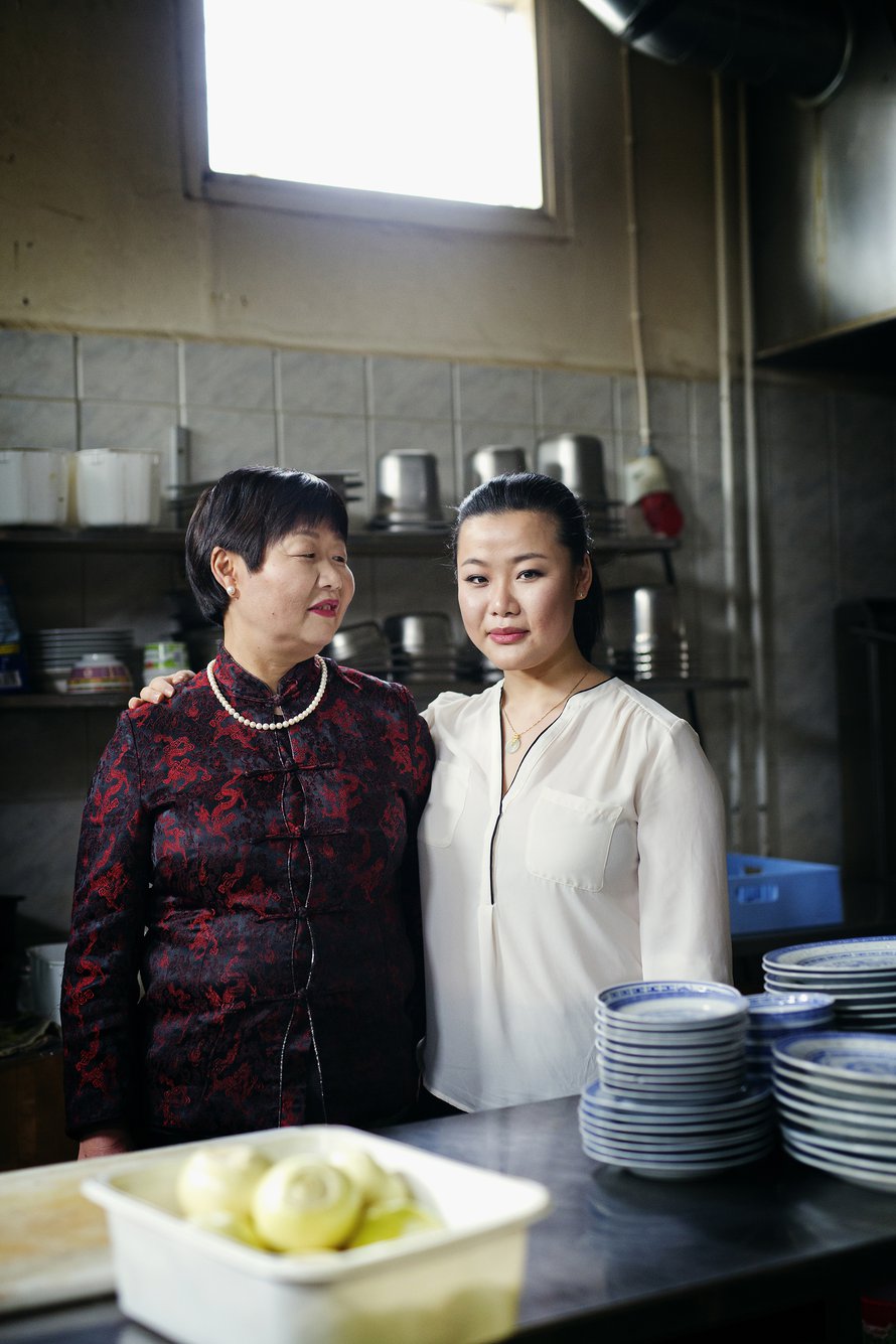 Zheng Zhihua (vas.) on ylpeä perheen Lily-ravintolassa käytettävistä itse kasvatetuista kasviksista. Jiajia Wu on ylpeä äidistään.