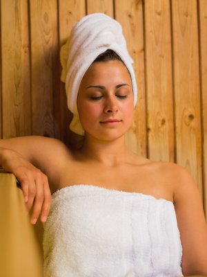 Hiukset voi suojata saunoessa myös pyyhkeellä.