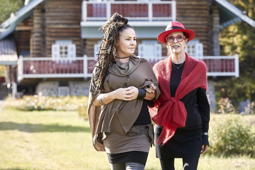 Kiti Samulin asuu ja työskentelee nykyään Hyrsylän Mutkassa. Aira Samulin, 92, on hänen mummonsa ja pomonsa.