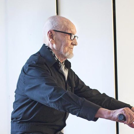 Arvi aloittaa aamunsa polkemalla kuntopyörää. Öisin hän polkee niin kauan, että saa unta.