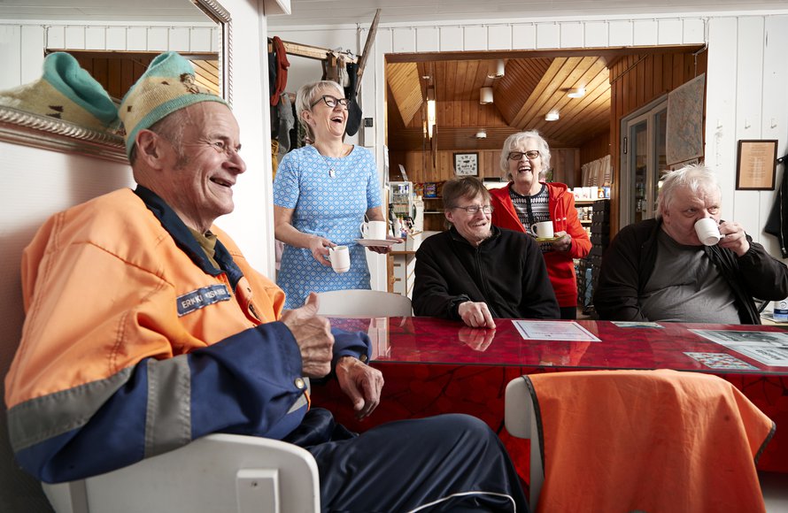 Kahvilan kantaporukka kasassa: Erkki Kiiskinen, Annukka Kaltiainen, Pekka Tukiainen, Aune Heikkinen ja Jari Nevalainen.