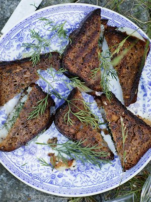 Paahdetun saaristolaisleivän ja suolaisen siian yhdistelmä on täydellinen.