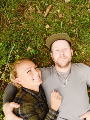 Anna työskentelee koordinaattorina ja Sebastian rakennusalalla. Viime aikoina he ovat ymmärtäneet, että on oikeastaan hauskaa pukeutua vaatteisiin, jotka mätsäävät. 