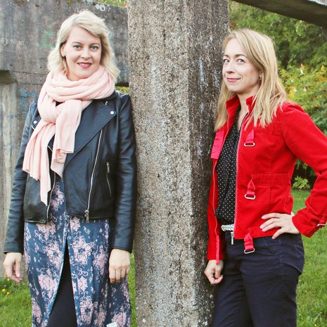 Päivi (vas.) kertoo hetkestä, jolloin valmis kirja vihdoin saapui painosta: ”Otin kuvia kirjalaatikoista, avaamattomista ja avatuista. Lähetin ne Kirsille ja soitin saman tien perään. Taisin puhua kimeällä ja kovalla äänellä.”