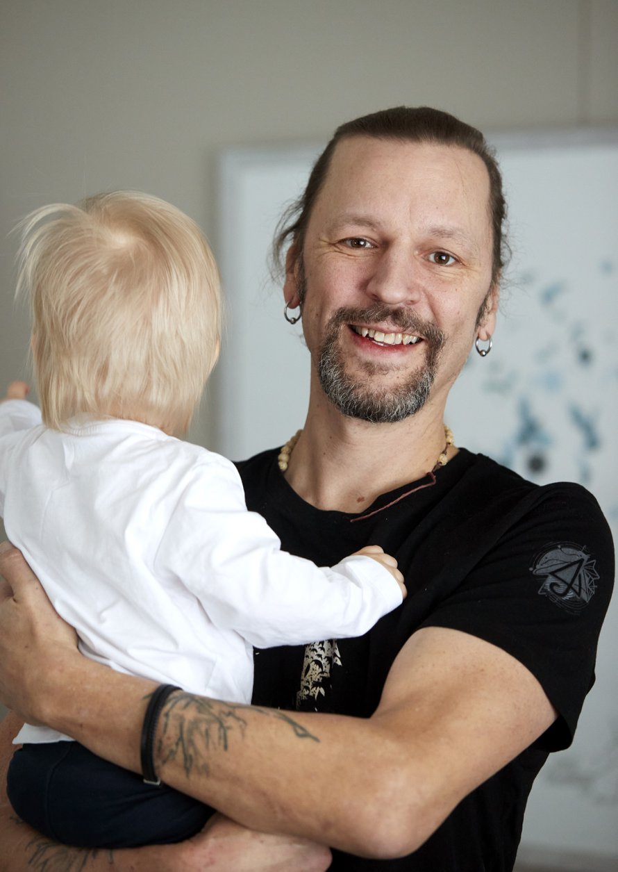 Juska oli nuorena kosketinsoittajana HIMissä. Myöhemmin hän toivoi puolisonsa kanssa lasta seitsemän vuotta, kunnes vuonna 2022 hänestä tuli isä.