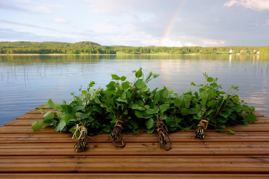 Kuuma sauna, pulahdus järveen ja vihdalla (tai vastalla!) veri kiertämään. Mikä sen ihanampaa!