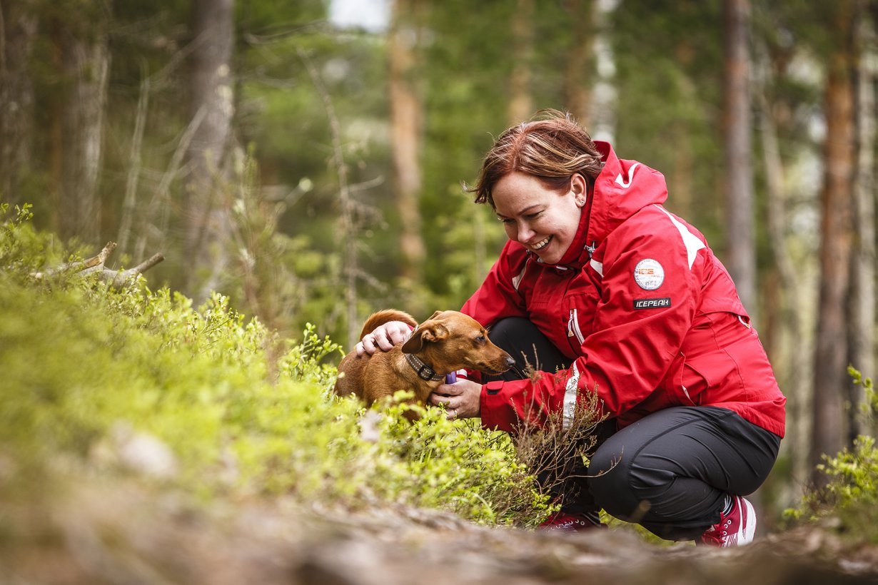 Omaishoitaja Heidi Tujunen, 37, ja mäyräkoira-kääpiöpinseri Daisy, 3, Lappeenrannasta. Heidi ja hänen poikansa Veeti ovat vuodattaneet Daisyn turkkiin monta kyyneltä. Koira ei ole kysellyt, miksi.