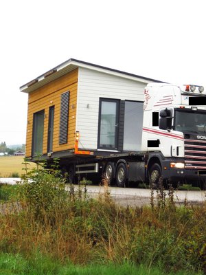 Tämä oli ikimuistoinen hetki. ”Pelkäsin, että talo tippuu tai vähintäänkin tölväisee matkallaan jotain tai jotakuta!” Janni muistelee pikkukodin saapumista tontille.