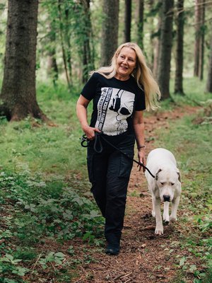 Leena Hynynen on  58-vuotias korutaiteilija ja asuu puolisonsa Heikin ja kolmen koiran kanssa vanhassa kyläkoulussa Joroisissa. Argentiinandoggi Alma on aina ensimmäisenä mukana, kun Leena lähtee sieneen tai marjaan.