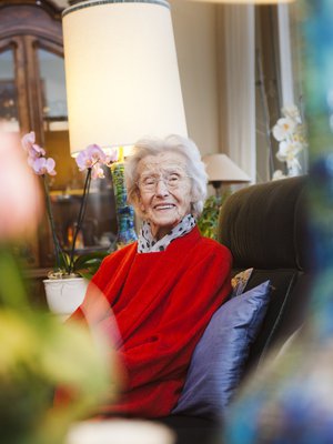 ”Äiti opetti aikoinaan, että ystävyys on arvokasta eikä pienestä pidä riitaantua”, kertoo Helvi Frick.